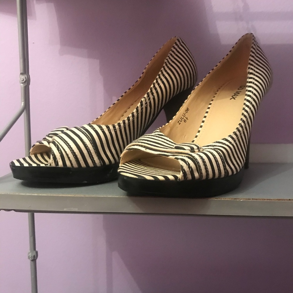 Super cute striped button heels 👠(they run small)
